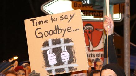 "Time to say Goodbye" - Ein Plakat von Pogida-Gegnern am 24. Februar.