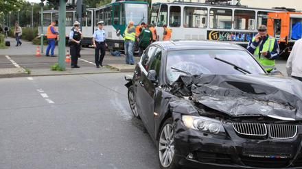 Der Unfall der Straßenbahn mit einem BMW ereignete sich am Hauptbahnhof Potsdam.