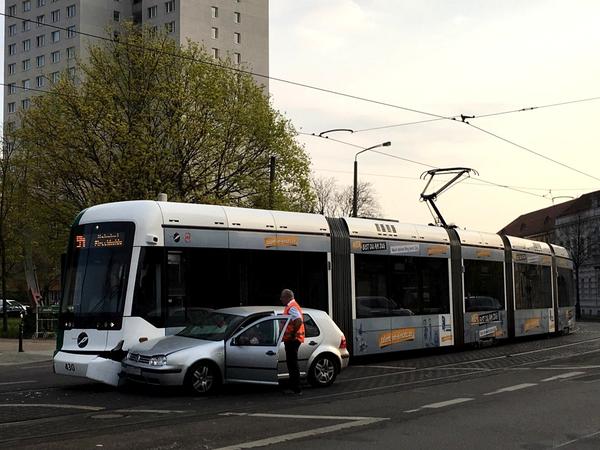 Tram-Unfall am Dienstagmorgen: Ein Kleinwagen kollidierte mit einer Straßenbahn unmittelbar vor der Halltestelle Burgstraße/ Klinikum.