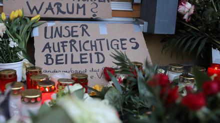 Trauerbekundungen vor dem Thusnelda-von-Saldern-Haus nach der Gewalttat in Babelsberg.