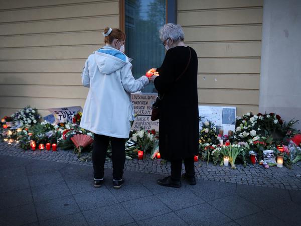 Nach den Morden legten Trauernde Blumen vor dem Thusnelda-von-Saldern-Haus ab, auch Kerzen wurden entzündet.