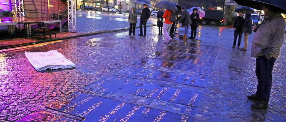 Übergabe des Denkmals der Potsdamer Demokratiebewegung am 4. November 2021 im Dauerregen. 