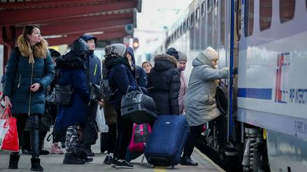 Geflüchtete steigen am Freitagmorgen am Bahnhof von Przemysl in der Nähe der ukrainisch-polnischen Grenze in den Zug nach Berlin. 