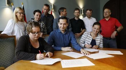 Bild aus besseren Zeiten: Vertreter der Rathauskooperation beim Unterzeichnen ihres Vertrags im September 2019.