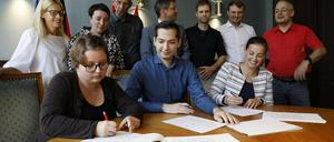 Bild aus besseren Zeiten: Vertreter der Rathauskooperation beim Unterzeichnen ihres Vertrags im September 2019.