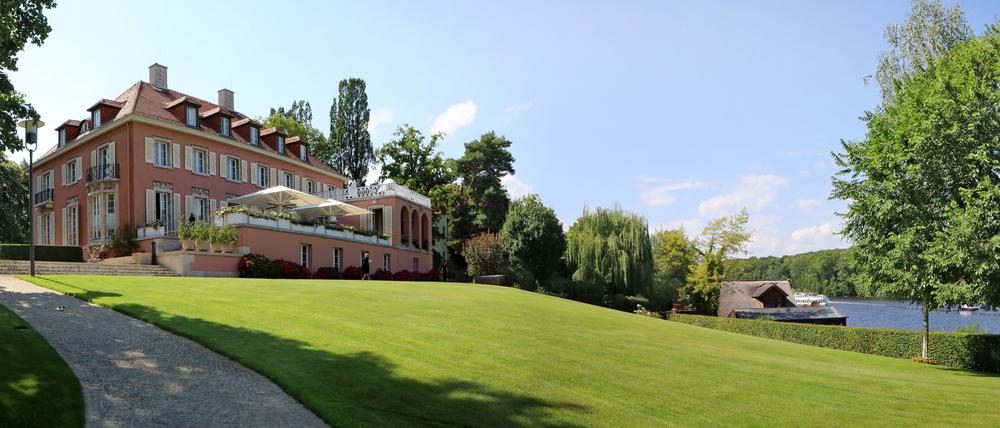 Die Gartenseite der Villa Urbig am Griebnitzsee. Die Bepflanzung ist so wiederhergestellt, wie sie Erbauer und Architekt einst auch mit Hilfe von Staudengärtner Karl Foerster geplant und gestaltet hatten.