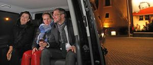 Im Testlauf. Oberbürgermeister Mike Schubert mit seiner Frau Simone und Ulrike Müller, Geschäftsführerin des Future Centers Europe (v.r.), in einem VW-Bus an der Schiffbauergasse. Schuberts ließen sich am Freitag als Testpersonen für autonomes Fahren von VW nach Hause bringen.