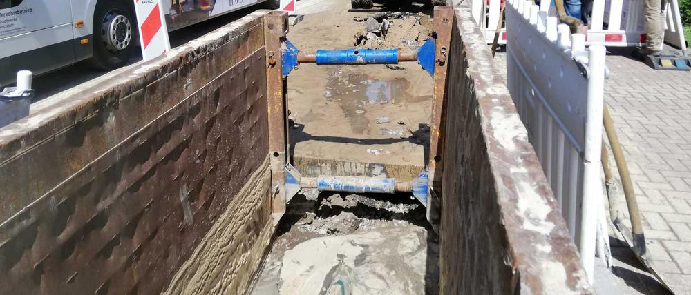 Bei Bauarbeiten in der Templiner Straße ist das Wasserrohr gebrochen.