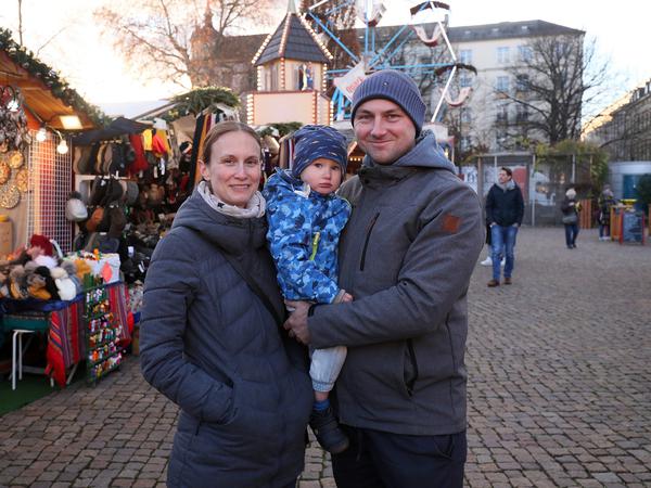 Familie Schlausch schlenderte am Montag über den Weihnachtsmarkt.