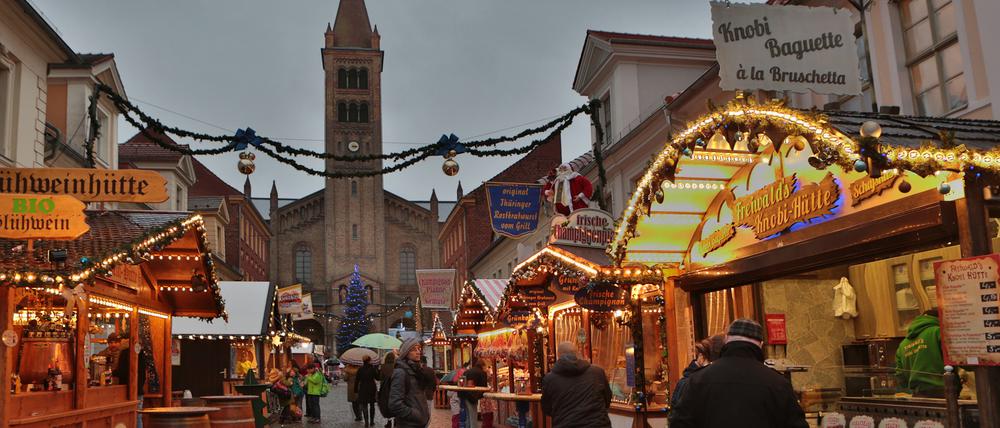Der Weihnachtsmarkt "Blauer Lichterglanz" in der Brandenburger Straße 