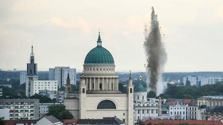 Bereits am 26. Juni erschütterte eine Explosion Potsdam. Eine Fünf-Zentner-Bombe auf dem Boden der Havel wurde gesprengt.