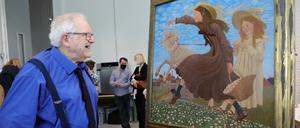 Max Beran, der Enkel der früheren Besitzerin, nahm im Depot der Schlösserstiftung das Gemälde "Schäfchen" in Empfang.