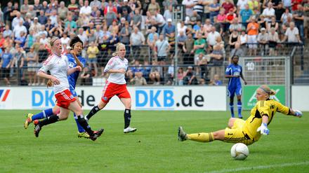 Turbine-Spielerin Yuki Nagasato (2.v.l., Pot.) erzielte das Tor zum 2:0 gegen Torfrau Bianca Weech (re., HSV.