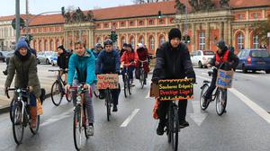 Die Fahrraddemo gegen Klimawandel führte vom Lustgarten in der Potsdamer Mitte zum Heizkraftwerk in Potsdam.