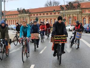 Die Fahrraddemo gegen Klimawandel führte vom Lustgarten in der Potsdamer Mitte zum Heizkraftwerk in Potsdam.