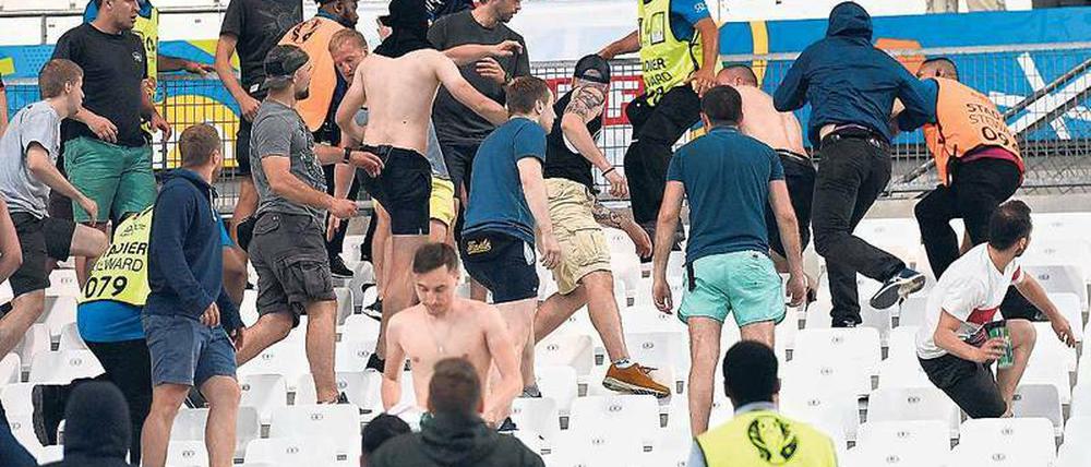 Näher rangehen. Bei den prügelnden Hooligans während der Fußball-EM zeigten einige Redaktionen gar keine Gesichter. Manche Fotoreporter sehen das anders.