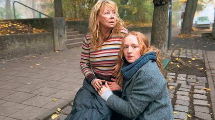 Von vorne. Irene (Jutta Hoffmann, links) wird von ihrer Tochter Nadja (Brigitte Hobmeier) gefunden und versorgt, nachdem Irene wochenlang verschwunden war.