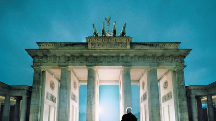 „Kohl am Tor“. Andreas Mühe fotografierte Helmut Kohl zum 25. Jahrestag des Mauerfalls am Brandenburger Tor. Das Bild zeigt Kohl als politischen Riesen, obwohl der Politiker im Rollstuhl sitzt und eigentlich nicht zu erkennen ist.