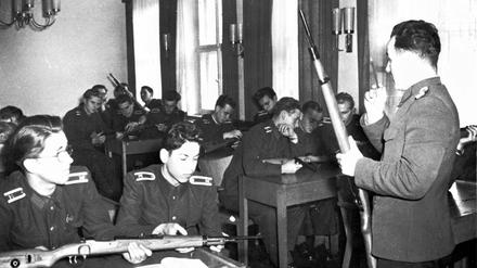 Unterricht in Uniform: An der Stasi-Hochschule in Golm war manches seltsam.