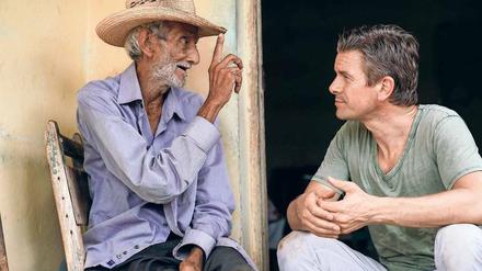 Der 91-jährige Candido erzählt Markus Lanz (rechts) von den Revolutionswirren in Kuba vor beinahe 60 Jahren.
