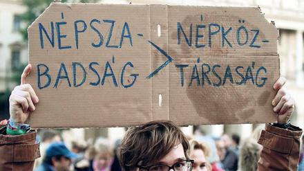 Stimme des Volkes. „Volksfreiheit“ steht für „Volksrepublik“. Ein Demonstrant in Budapest betont den Wert und die Qualität der am Wochenende eingestellten Zeitung.