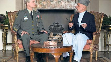 Leere Worte: US-General McMohan (Brad Pitt, l.) bekommt beim Kampf gegen die Taliban keine Unterstützung vom afghanischen Präsidenten Karsai (Ben Kingsley).