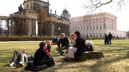 Können entspannt in die Zukunft blicken: Potsdamer Studenten auf dem Campus am Neuen Palais.