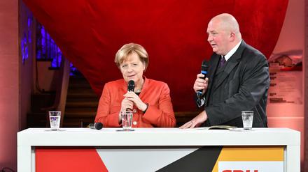 Bundeskanzlerin Angela Merkel (CDU) spricht am 09.09.2017 in Berlin beim "Tag der CDU im #fedidwgugl Haus". Die Fragen stellt Moderator Jörg Thadeusz. Das #fedidwgugl Haus, nach dem CDU Motto «Für ein Deutschland in dem wir gut und gerne leben» benannt, ist das begehbare Programm der CDU.