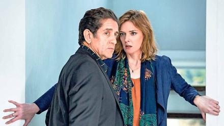 Die Hölle. Drogenbaron El Feo (Pedro Casablanc) stattet Anna (Kate Moran) einen bedrohlichen Besuch ab und beschuldigt ihren Ehemann Farid des Drogendiebstahls.
