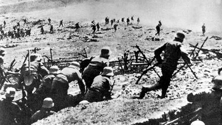 Österreichische Truppen führen während des Ersten Weltkrieges einen Sturmangriff an der Isonzofront.