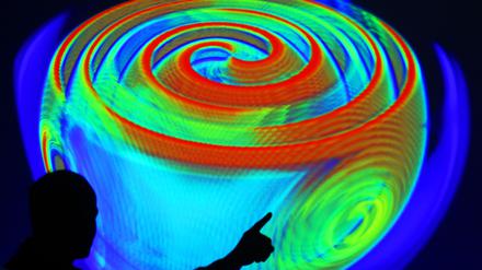 Ein Mitarbeiter des Max-Planck-Instituts für Gravitationsphysik in Potsdam erläutert anhand einer Projektion einer Computersimulation die Ausbreitung von Gravitationswellen.