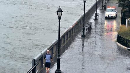 Mehr als nasse Füße. Die Stadt New York, hier der East River Drive, hat zurzeit eigentlich größere Probleme als einen Marathon.