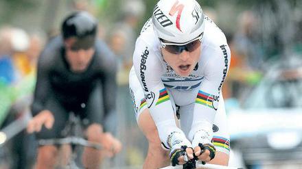 Tony Martin, 28, ist Polizeimeister und lebt in Kreuzlingen in der Schweiz. Der Zeitfahrspezialist ist seit 2008 Radprofi und fährt seine fünfte Tour de France. 2011 und 2012 wurde Martin Weltmeister im Einzelzeitfahren. 2012 gewann er Olympia-Silber.