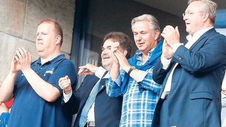 Applaus für Hertha. Finanzgeschäftsführer Ingo Schiller (links) konnte zuletzt positive Nachrichten verkünden.