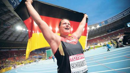 Flaggentag. Christina Schwanitz hat eine lange Leidenszeit hinter sich. Umso mehr kann sich die Chemnitzerin jetzt über ihren Erfolg freuen.
