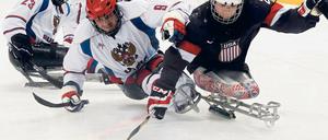 Unter Feinden. Die Sledgehockey-Spieler aus Russland und den USA lieferten sich beim abschließenden Vorrundenspiel in Sotschi phasenweise ein überhartes Duell.
