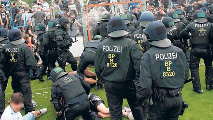 Reizgas durch den Zaun. Der Polizeieinsatz gegen Anhänger des SV Babelsberg 03 nach dem Pokalspiel in Luckenwalde beschäftigt nun den Innenausschuss des Landtags.
