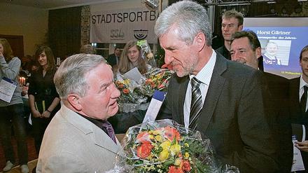 Ehrenamt gewürdigt. Faustball-Nestor Horst Gärtner (l.) wurde von Sportminister Holger Rupprecht als Potsdams Seniorensportler des Jahres 2009 geehrt.