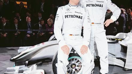 Mir schaffet bei Daimler. Michael Schumacher (r.) und Nico Rosberg stellen ihr neues Arbeitsgerät vor.