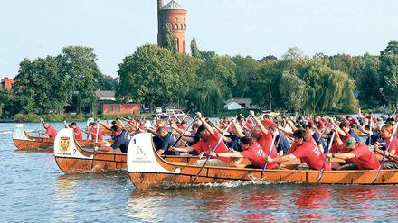Hochbetrieb auf der Havel. Am kommenden Sonntag wird es hinter dem artotel wieder hoch her gehen, wenn rund 1200 Teilnehmer bei den 14. Potsdamer Wasserspielen des Kanu-Clubs in den verschiedensten Booten ihre Kräfte messen.