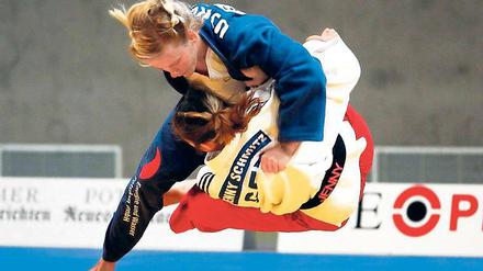 Gute Chancen. Claudia Ahrens – hier in blauer Kampfkleidung gegen Jennifer Schmitz vom TSV Bayer 04 Leverkusen – rechnet sich bei den Deutschen Meisterschaften einen vorderen Platz aus.