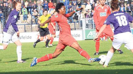 Torschützinnen-Duell im Karl-Liebknecht-Stadion. Genoveva Anonma (links) traf gestern dreimal für Potsdam und steht nach einem 5:3-Sieg mit Turbine im DFB-Pokal-Achtelfinale, Linda Dallmann (rechts) hatte zunächst Essens 1:0-Führung erzielt.