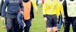 Frostiger Gang in die Kabine. Babelsbergs Trainer Christian Benbennek (links) haderte am Samstag mit den beiden Gelben Karten, die Schiedsrichter Tim Sönder (rechts) seinem Abwehrspieler Assimiou Toure gezeigt hatte.