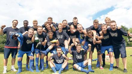 Aufgestiegen. Die A-Junioren des SV Babelsberg 03 feierten am Sonntag daheim auf der Sandscholle ihre Rückkehr in die U19-Regionalliga.
