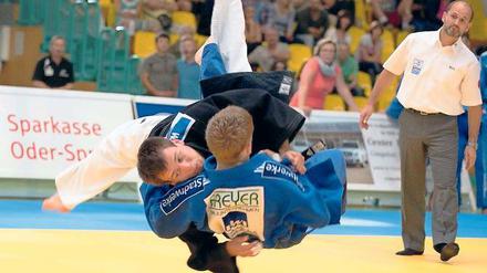 Punktegarant. In der Gewichtsklasse bis 73 Kilogramm setzte sich Igor Wandtke gegen den Frankfurter Oliver Lodtka (blauer Kimono) mit einem vollen Punkt durch.