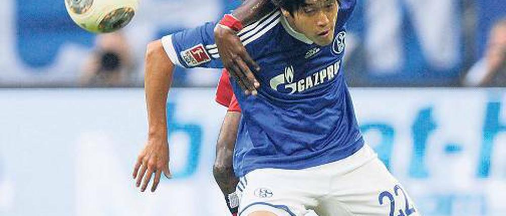 Last auf Schalke. Heute darf sich Atsuto Uchida nicht unterkriegen lassen.