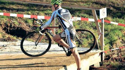 Auf dem Sprung nach oben. Der 16-jährige Kleinmachnower Raphael Schröder war eigentlich Triathlet, jetzt sattelte er zum Radcross um und nimmt am Wochenende bei den U 19-Weltmeisterschaften in Hoogerheide (Niederlande) teil.