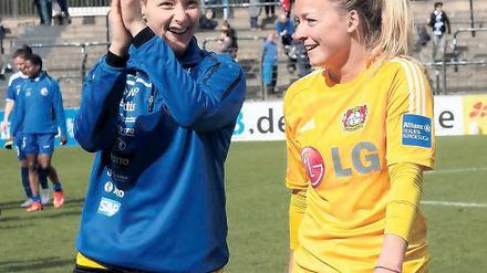 Kommen und gehen. Anna Sarholz (l.) wird nach neun Jahren Turbine verlassen, Lisa Schmitz wird künftig in Potsdam spielen. Am gestrigen Sonntag begegneten sich die Torfrauen im Karl-Liebknecht-Stadion.
