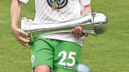 Wer hält ihn 2016 in den Händen? Der Kampf um den DFB-Pokal beginnt.
