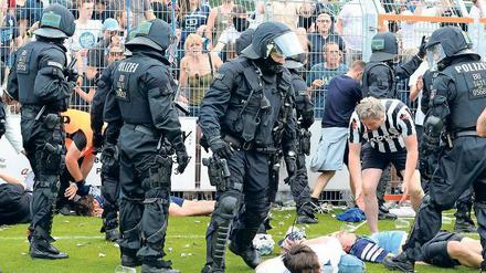 Harter Einsatz. Die Polizei verteidigt ihr Vorgehen gegen SVB-Fans.